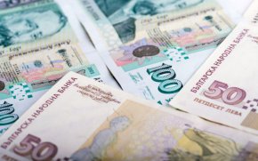 
Синдикатът настоява и за увеличение на минималната заплата на 850 лева от 1 юли. Президенъта на КНСБ Пламен Димитров обясни, че за увеличението на бюджетните заплати са необходими 475 милиона лева, а за ръста на минималната още 175 милиона лева като според него тези средства могат да се намерят
