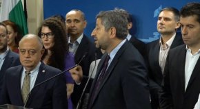     "Отговорното действие е да има правителство. Искаме ясна договорка за механизъм за това как ще се попълват регулаторите. Призоваваме към разум и разговори и от това зависи не дали ще има едно или друго правителство. Правителството не се разваля, но трябва да определим характера му. Има ясни ангажименти, те се нарушават, ние призоваваме към разум. Когато има ясен ангажимент, няма да има нужда да си говорим през медиите. Ще има правителство, ако е правителство на реформите", допълни Христо Иванов.
