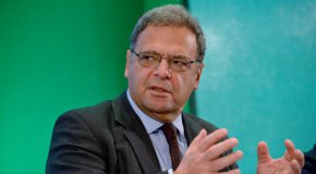 Причината е, че при предишното заемане на поста, като служебен министър в кабинета Райков, назначен от Росен Плевнелиев през 2014 г., той признава, че все още е бил британски поданик. Това е недопустимо според българската Конституция. 