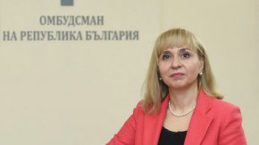 Според Ковачева задължението за родителите да се снабдят от училището с такова удостоверение трябва да бъде преразгледано и премахнато.