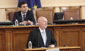 На този етап България няма да вземе участие в инициативата на ЕС за незабавен трансфер на боеприпаси с калибър 155 милиметра, тъй като не разполага с такива оръдия, но не изключваме възможността Европейската агенция по отбрана да възложи и на български фирми производството на такива боеприпаси