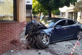 есла се заби в заведение в София
