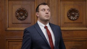 На 27.06.23 г. се проведе заседание на Правната Комисия в Народното събрание за обсъждане на Закон за защита от домашното насилие (ЗЗДН), на което депутатът от Възраждане Петър Петров поиска да бъде разгледан внесеният от него законпроект за Национален регистър на сексуалните престъпници по Раздел 8 от НК, а именно – посегналите на деца