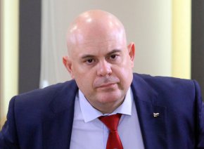 
От цялата похарчена сума, Гешев, заедно с двамата си придружители - Владимир Николов, който е административен ръководител на ОП - Плевен, и служителят в дирекция 