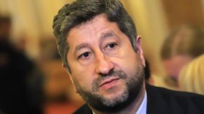 Иванов подчерта, че съвместно управление е "по необходимост - историческа и много сериозна", а в основата му е английският израз "да се съгласим, че няма да се съгласяваме".  „Големи предизвикателства, но и големи възможности има пред нас - реално можем да осигурим влизането в Шенген и в еврозоната, реално трябва да стартираме прилагането на мерките за Плана", обясни той.