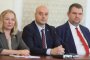 Атанас Славов (в средата) на последната среща на ПП-ДБ, ГЕРБ-СДС и ДПС в парламента за промените в Конституцията, заобиколен от Делян Пеевски и Надежда Йорданова. 