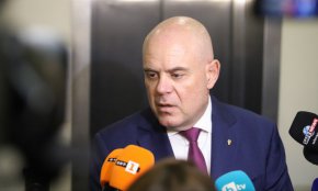 Според кадровиците, след 15 юни, когато е уведомил Колегията, че не желае да бъде преназначаван във Върховната касационна прокуратура, Гешев е престанал да бъде прокурор.
