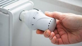 Оспорената разпоредба на т.6.1.1 от Приложение към чл. 61 ал. 1 от Наредбата е незаконосъобразна и противоречи на разпоредби на Закона за енергетиката, като са въведени допълнителни критерии за отчитане на количеството топлинна енергия, отдадена от сградна инсталация.