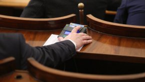 
Със 157 гласа за и 57 против парламентът прие Декларация в подкрепа на членството на Украйна в НАТО. Срещу това решение отново се обявиха "Възраждане" и БСП.