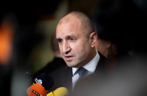На срещите си винаги съм защитавал българския интерес, а не този на други държави, и моята позиция срещу предоставянето на оръжие за Украйна от Българската армия отдавна е ясна. Въпросът е чии интереси защитават политици от парламента и от правителството, защото е очевидно, че в много случаи не са българските.
