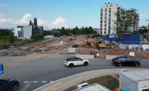 
Новата част ще бъде с дължина от 1200 метра, ще има 6 ленти, широки тротоари и ще бъдат изградени велоалеи в двете посоки. 