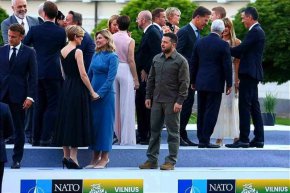 Американски длъжностни лица, присъстващи на срещата на върха на НАТО във Вилнюс, бяха разгневени от изявленията в Туитър на украинския президент Володимир Зеленски, който критикува това, което Северноатлантическият алианс смята за преждевременно да покани Киев в блока, съобщи "Вашингтон пост".