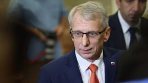 Премиерът Денков, който вчера заяви, че "сме във война" намери супер експерт - бодигард да го съветва баш по въпросите на националната сигурност, не за фитнес или шофиране според своята квалификация. 