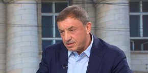 
В базата данни се съдържат три имена на кирилица и латиница, ЕГН, номер на лична карта, адрес и в някои случаи мобилен номер. Данните включват и бивши клиенти на "Лев инс", а вероятно и вече починали лица, защото ЕГН-тата достигат до 1925 г.