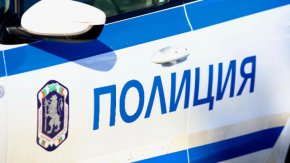 Полицията задържа 53-годишен мъж, който лепил фалшиви некролози на жив съдия пред сградата на съд в столицата. 