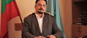 С усмивка чета за опита на кмета на "Изгрев" да "прави помен с чужда пита". Затова пояснявам отново фактите, които са видни от документите в Столичната община. Да, продължавам да твърдя, че господин Делян Георгиев не си е мръднал пръста, за да махне грозните и незаконни павилиони край столичната "Пътна полиция".