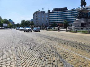 Започва пренареждането на жълтите павета на "Цар Освободител" в София. Участъкът от бул.  "В. Левски" до ул. "15 ноември" ще бъде затворен от неделя. Очакванията са до първия учебен ден дейностите да приключат.