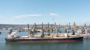 
Кремъл заяви, че няма връзка между атаката от тази нощ срещу Кримския мост и решението на Русия да прекрати участието си в зърнената сделка. Говорителят Дмитрий Песков посочи, че позицията на президента Владимир Путин за сделката е известна отпреди атаката.
