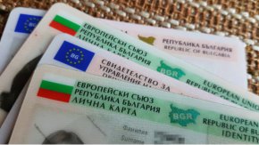 
По ускорена процедура ще могат да се издават и при изтекъл срок на валидност, при смяна на името, както и при издаване на дубликат.
