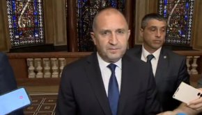 
Президентът отговори и на въпроси, свързани с критики, отправени към него от кандидата за кмет на столицата от ПП - ДБ и "Спаси София" Васил Терзиев. Той нарече президента "разединител на нацията"