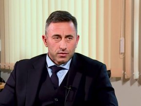  Шефът на НАП Румен Спецов най-вероятно няма да има проблеми с прокуратурата заради задълженията от 1.5 млн. лв. към бюджета на някогашната му фирма "Гранекс Трейдър". Отговорност за данъчни престъпления може да бъде търсена, но от новия ѝ собственик – малоимотния Данаил Николов, който през 2016 г. купува дружеството от Спецов, пише Медиапул.