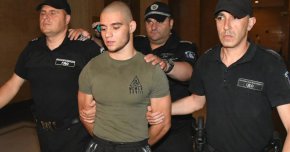 подсъдимият е на млада възраст и с чисто съдебно минало, има и установени по делото самоличност и адрес.