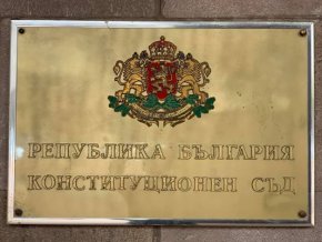Румен Радев атакува с мотив, че неизпълнявайки друго решение на Конституционния съд, с което за противоконституционно беше обявено освобождаването от поста на Цветан Цветков, парламентарното мнозинство е уронило принципа на правовата държава и така е подкопало  демократичния характер на управлението