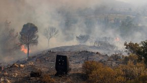 Стотици доброволци и сили на армията  гасят, но пожарното огнище е във висока част на острова и е недостъпно за водоносни коли.
