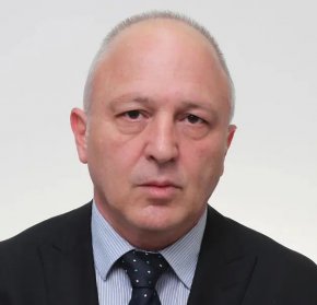 При претърсвания в имоти, собственост на Чавдаров и семейството му, са намерени боеприпаси, повече от тези, за които той е имал надлежно разршение.