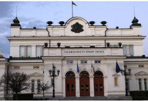 Финансовата рамка е изчислена при дефицит от три процента - на начислена основа със запазване на голяма част от първоначално предложената капиталова програма.