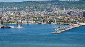 На ключови места в града - на входа на Морската градина, край фонтана на площад „Независимост”, в Летния театър, на откритата зона на пристанището ще има концерти с музикални изпълнители