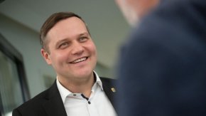 
"Изключваме атомните електроцентрали и въглищните електроцентрали, като разчитаме все повече на възобновяеми енергийни източници, въпреки че няма съоръжения за съхранение", заяви той.