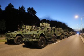 Колона от полски военни автомобили по време на последната репетиция на парада преди Деня на полските въоръжени сили във Варшава, Полша, на 12 август. Павел Супернак/EPA-EFE/Shutterstock