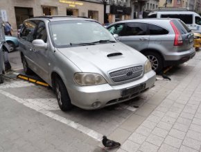 В автомобила са се возили мигранти, които шофьорът е свалил в близост до паметника Левски, а след това е избягал