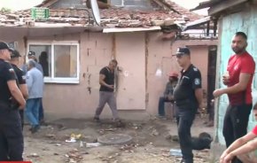 В момента жандармерия извършва огледи около квартал "Кармен". Органите на МВР продължават издирването на мъжете, предизвикали конфликта. Потрошени са къщи и автомобили.

 