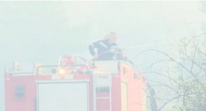 Продължава борбата с огъня в Бургаско. Силният вятър, който продължава и днес наново разпалва вече загасени огнища. Нараснал е броят и на засегнатите къщи. Вчера имаше и евакурани хора от няколко села