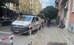 
Вчера Софийският районен съд задържа за постоянно под стража Константин Суботинов, който е помогнал на Вълчинов да заличи следите от тежкото пресъплението. 24 - годишният Суботинов, който е направил пълни самопризнания, е обвинен за лично укривателство.

 