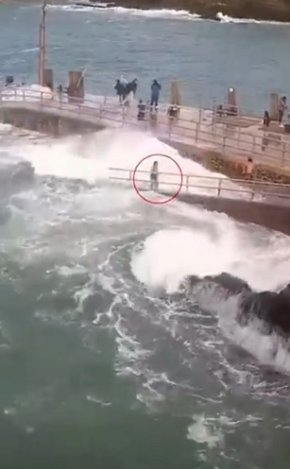 Драматично видео показва как случаен минувач скача в разбиващите се вълни, за да хване дете, отнесено от кея на пристанището Илфракомб, туристическа дестинация в Югозападна Англия.
