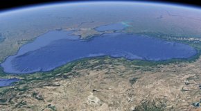 
Най-голямата вреда на черноморската екосистема се причинява от прекомерния корабен трафик, който в цялата акватория се измерва в хиляди превозни средства годишно, много от които доставят гориво и опасни стоки до пристанищата на черноморските държави.
