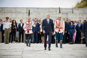 Непростима безотговорност е да предаваш идеали, в които са вградили живота и делото си поколения българи. Идеалите на нашите възрожденци, на Левски, Ботев и Гоце Делчев. 
