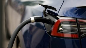 
Сега Cox Automotive прогнозира, че продажбите на изцяло електрически превозни средства в САЩ ще преминат бариерата от 1 млн. автомобила през 2023 г. за първи път в историята. До края на второто тримесечие на тази година вече са продадени повече от 557 000 BEV автомобила.
