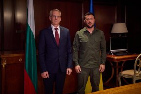 Украинският президент Владимир Зеленский благодари на българския премиер Николай Денков за политическата и военна подкрепа на страната ни за Украйна и потвърди интереса на Киев за закупуване на двата български реактора от неосъществената АЕЦ "Белене".
