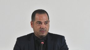 Според устройствения правилник на МС министърът на вътрешните работи предварително трябва да съгласува с президента проекта на акта, който съдържа предложение за освобождаване на главния секретар, съобщиха от правителствената пресслужба.