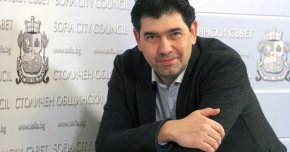 
Председателят на БСП съобщи, че срещата с министъра на вътрешните работи е била конструктивна. Като те са  получили уверение от него и екипа му, че ще има достатъчно засилено полицейско присъствие и няма да се позволяват повече провокации на Паметника на Съветската армия и вандалски действия.

 