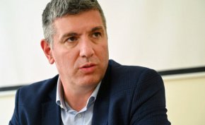 Министърът на регионалното развитие Андрей Цеков оневини строените по времето на ГЕРБ магистрали, които според предшественика му арх. Иван Шишков се оказаха "тънки". Най-фрапантния случай беше с изследването на Северната скоростна тангента, когато се оказа, че около една трета от асфалта липсва, според служебната власт.