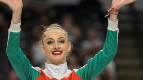 
"Очаквам в многобоя да играя така както играх тези два дни, просто стабилно, уверено и да си направя съчетанията. Вчера си пожелах медали, пожелах си една стабилна игра, и двете се случиха. . . хубав подарък си направих!", добави Боряна Калейн.