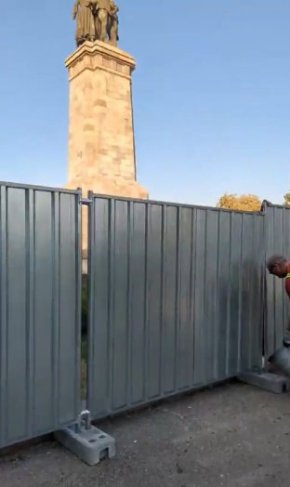 
От "ЛЕВИЦАТА!" също се заканиха да се противопоставят на заграждането и демонтажа на паметника в съобщение до медиите, изпратено от "Изправи се България", част от лявото обединение.