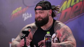 Кеч звездата от WWE Брей Уайът (Bray Wyatt) е починал в четвъртък на 36-годишна възраст, съобщи главният директор по съдържанието на WWE Пол "Трите Хикса" Левеск в социалните мрежи, предаде ESPN.
