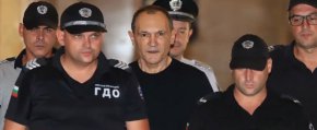 
„Възможно е да има такава информация, не го отричам, но зависи каква е същността на тези разговори, в какво се състои тази комуникация”, посочи той.