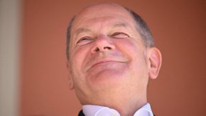 
"Не съм сигурен, че [ЕС] действително смята, че трябва да поемем повече дълг", заяви той, като отбеляза, че дългът на Германия вече е завишен поради усилията ѝ да облекчи последиците от пандемията Ковида-19, а напоследък и да спре ефекта от свързаните с Украйна санкции срещу Русия, които доведоха до скок в цените на енергията.